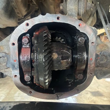 Vue interne d'un différentiel automobile ouvert pour inspection et réparation.