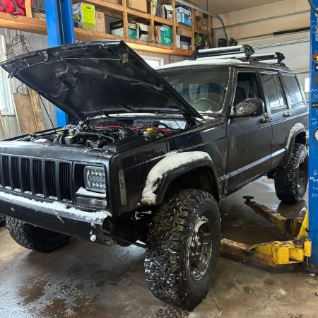 Entretien général et réparation d'un véhicule Jeep sur le pont élévateur au garage Mécanique E.G.